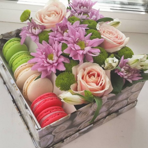 Подарункова скринька з квітами та макаронсами
